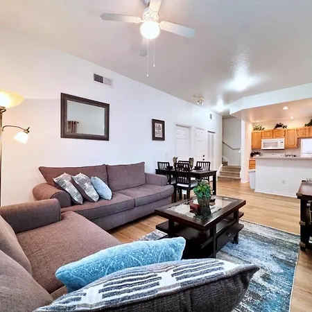 Lovely Family Town Home In Great Location Townhouse